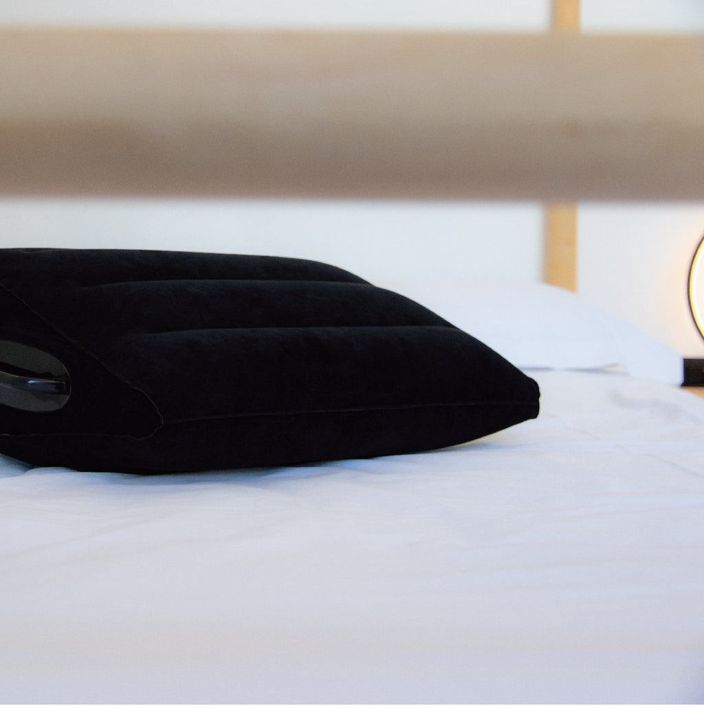 Almohada del Placer: Triángulo Erótico para Parejas