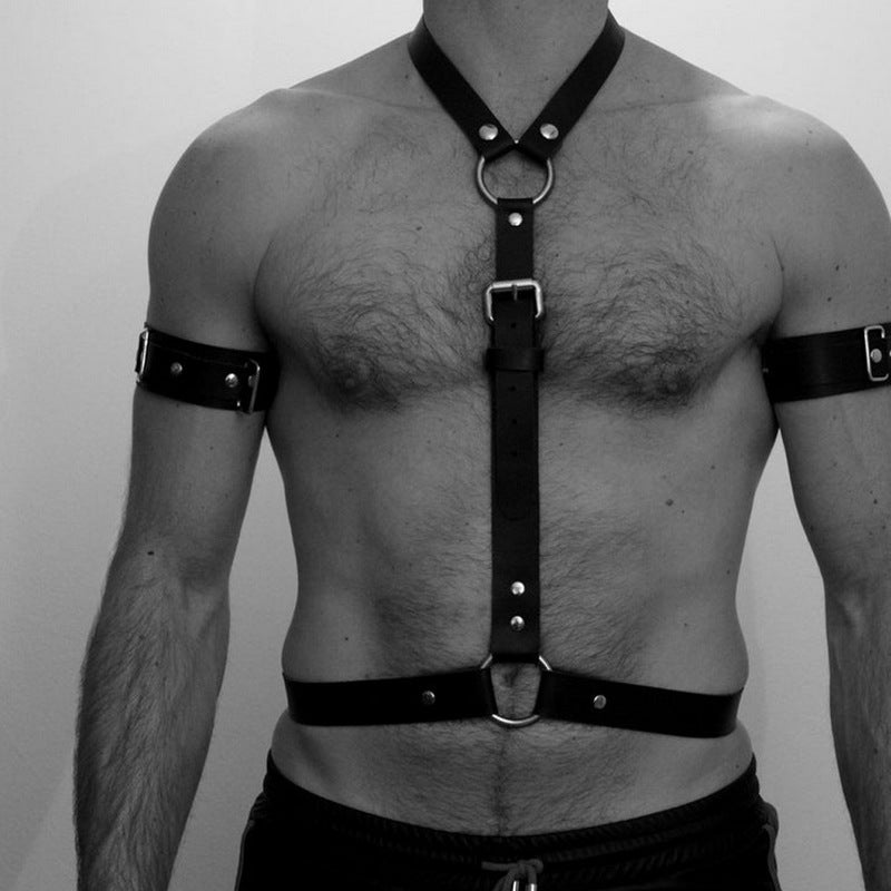 Ares: Arnés de Cuero y Cadenas de Dominio