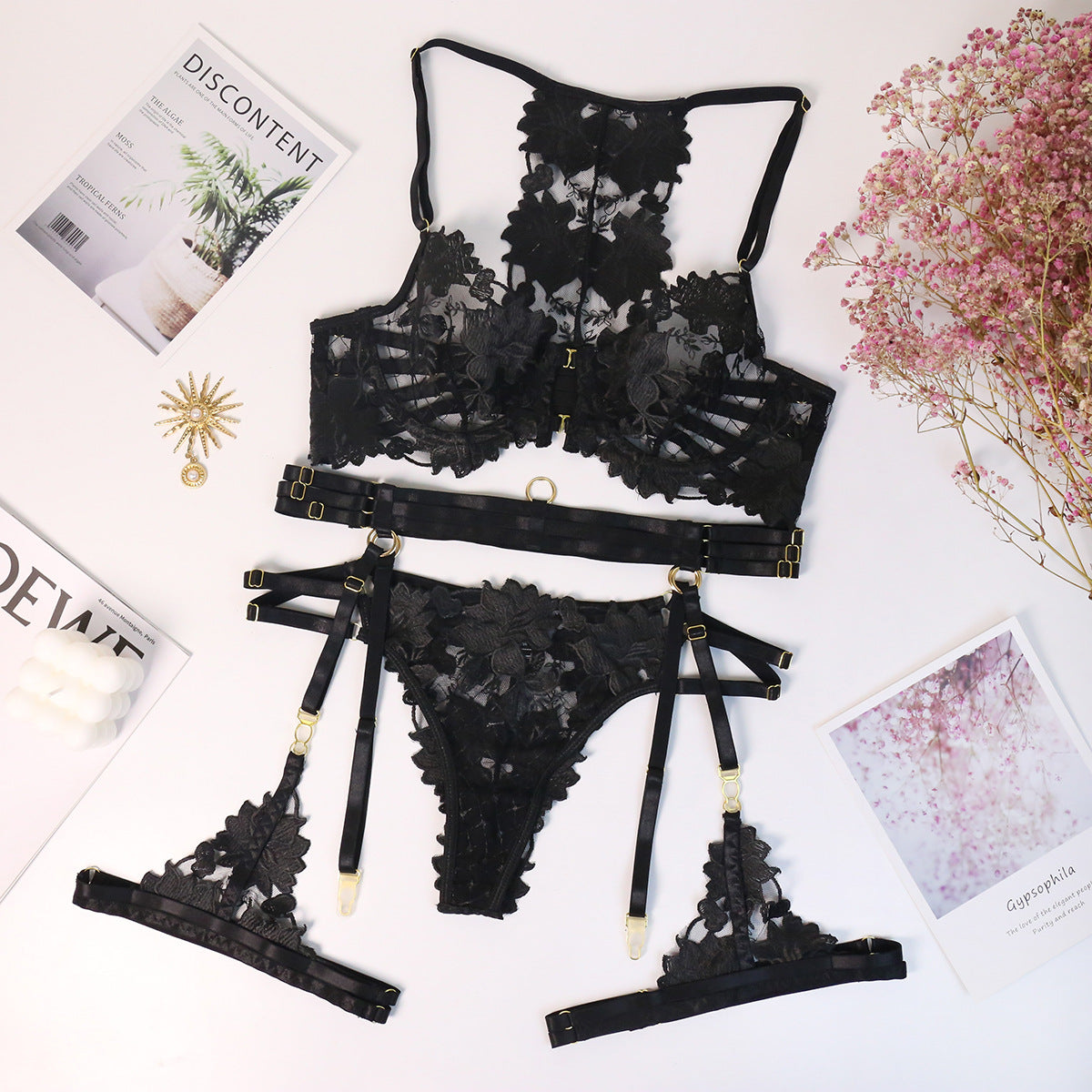 Deseo Puro: Conjunto de Encaje con Liguero y Medias